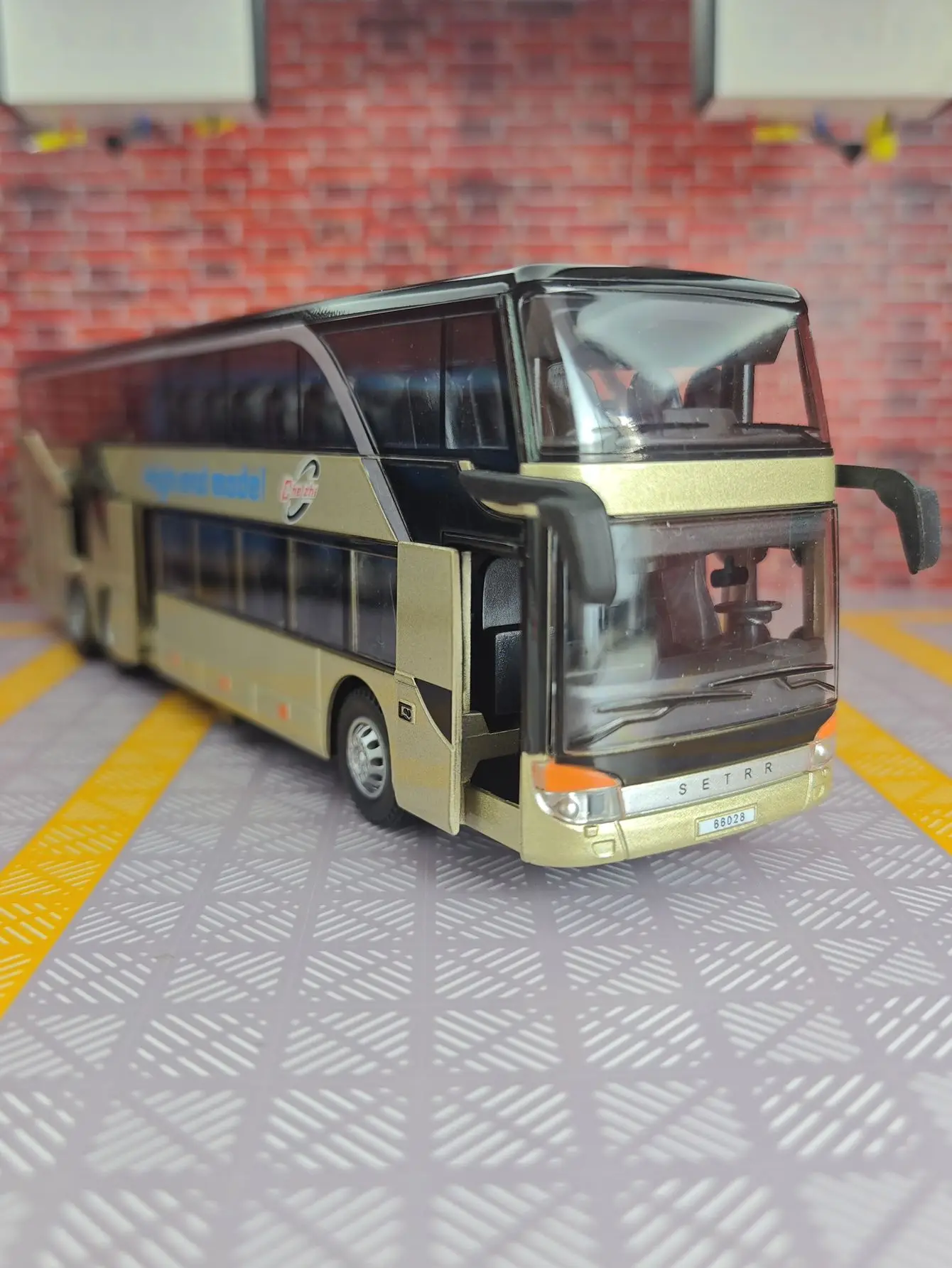 

1:30 City Tourism Double layered Business Bus Alloy Model Bus with Sound and Light Children's Toy Car