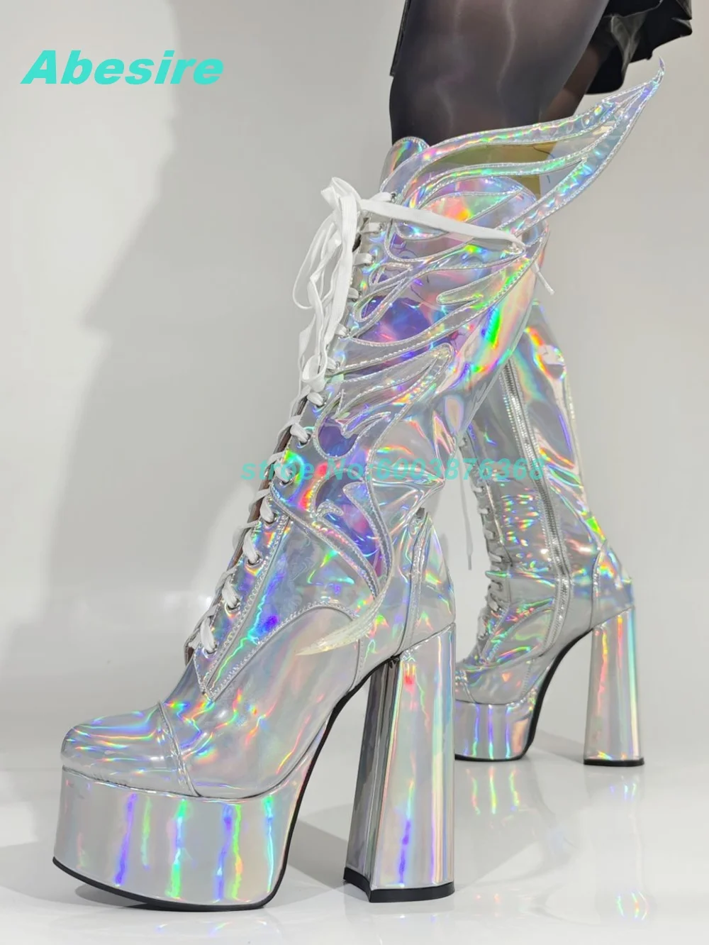 

Новые модные женские сапоги-ботфорты на платформе с лазерной обработкой, цветными вставками, молнией и массивной подошвой, с перекрестными завязками