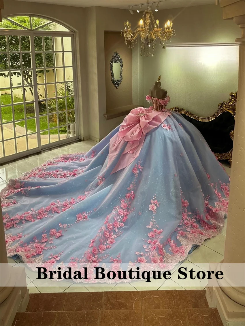 Abito Quinceanera con fiocco blu con spalle scoperte Abito da ballo con perline Fiore 3D Abito da compleanno di lusso con applicazioni Abito da laurea personalizzato