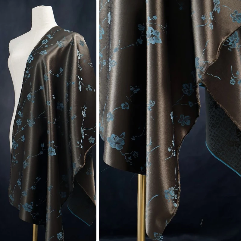 فستان بني صديق للبشرة غير مرن، صورة ظلية صغيرة عالية اللمعان من قماش الجاكار الساتان شيونغسام، تنورة طويلة من قماش هانفو