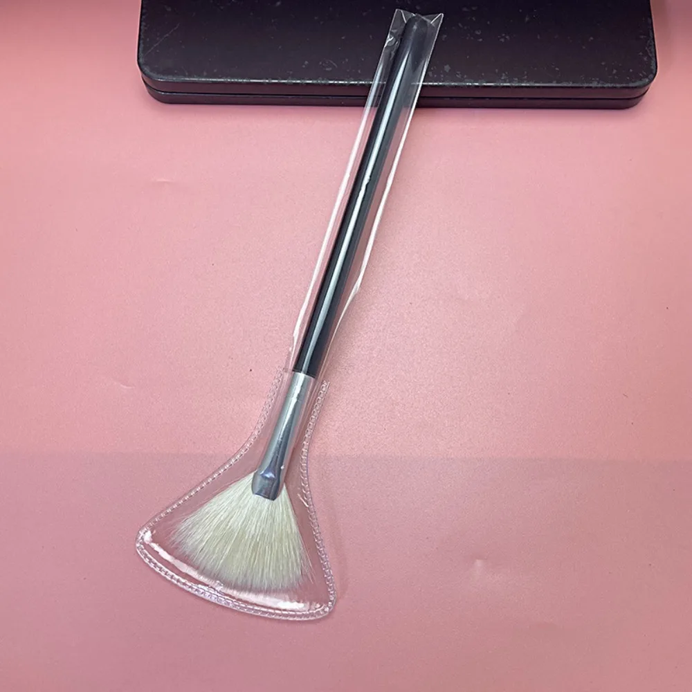 فرشاة بودرة سائبة على شكل مروحة شعر الماعز للسيدات مع مقبض خشبي أسود/أبيض، أداة مكياج لتنظيف الوجه للعناية بالجمال