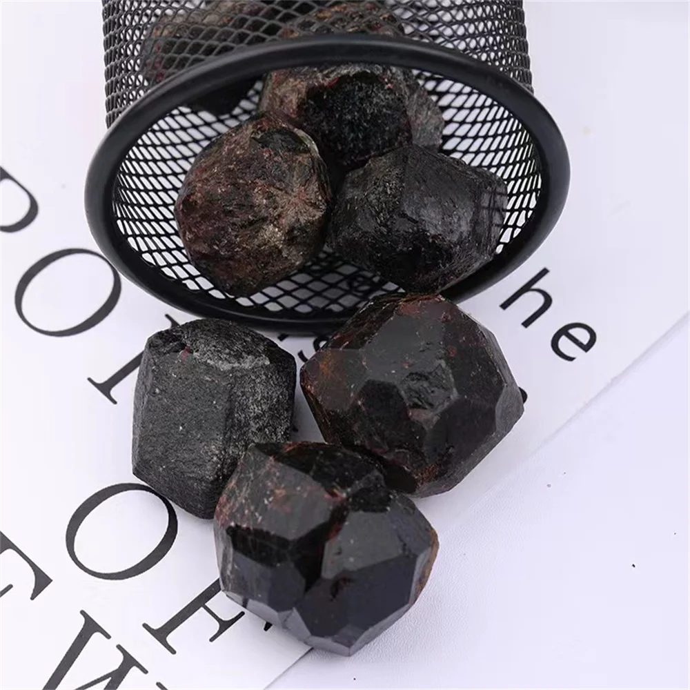 Natural Red Garnet Quartz Crystal Gemstone Healing Energy Stone Garden Yard Home Degaussing Rough Mineral Specimen Decoration