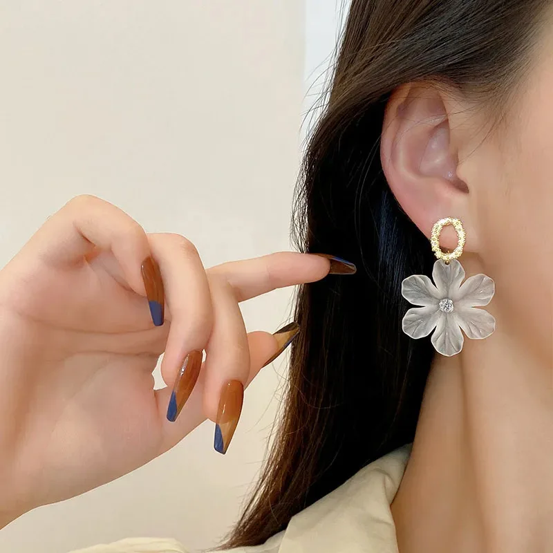 Translucent White Flower Hanging Earrings for Women Rhinestone Ball Middle Petals Sweet Korean New Beach Vacation Ear Decoration