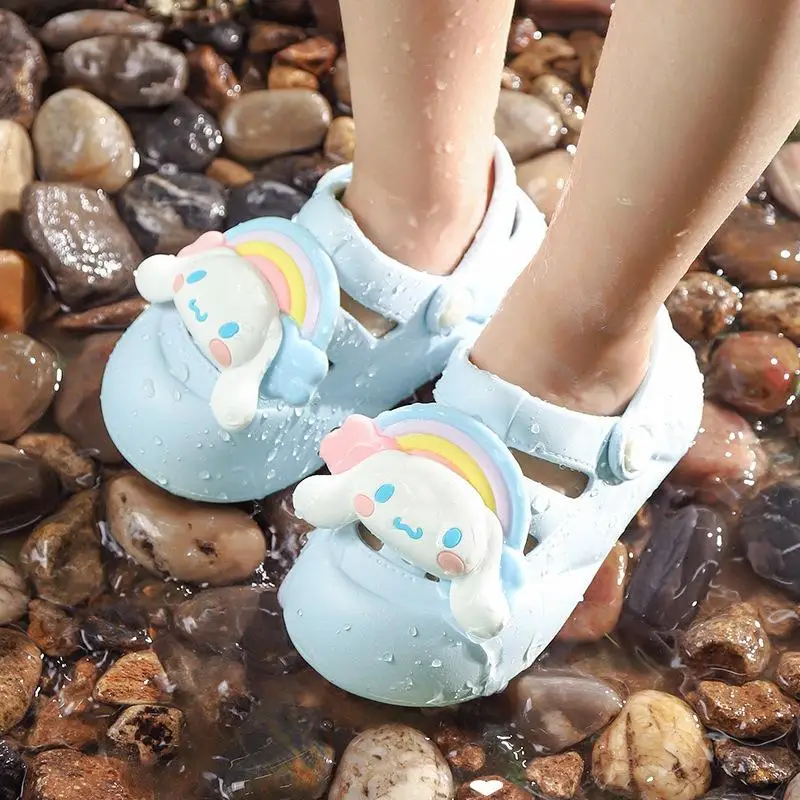 

Летняя садовая обувь Sanrio для девочек, сандалии, кавайные тапочки, новая нескользящая износостойкая пляжная обувь с героями мультфильмов аниме, модная удобная обувь