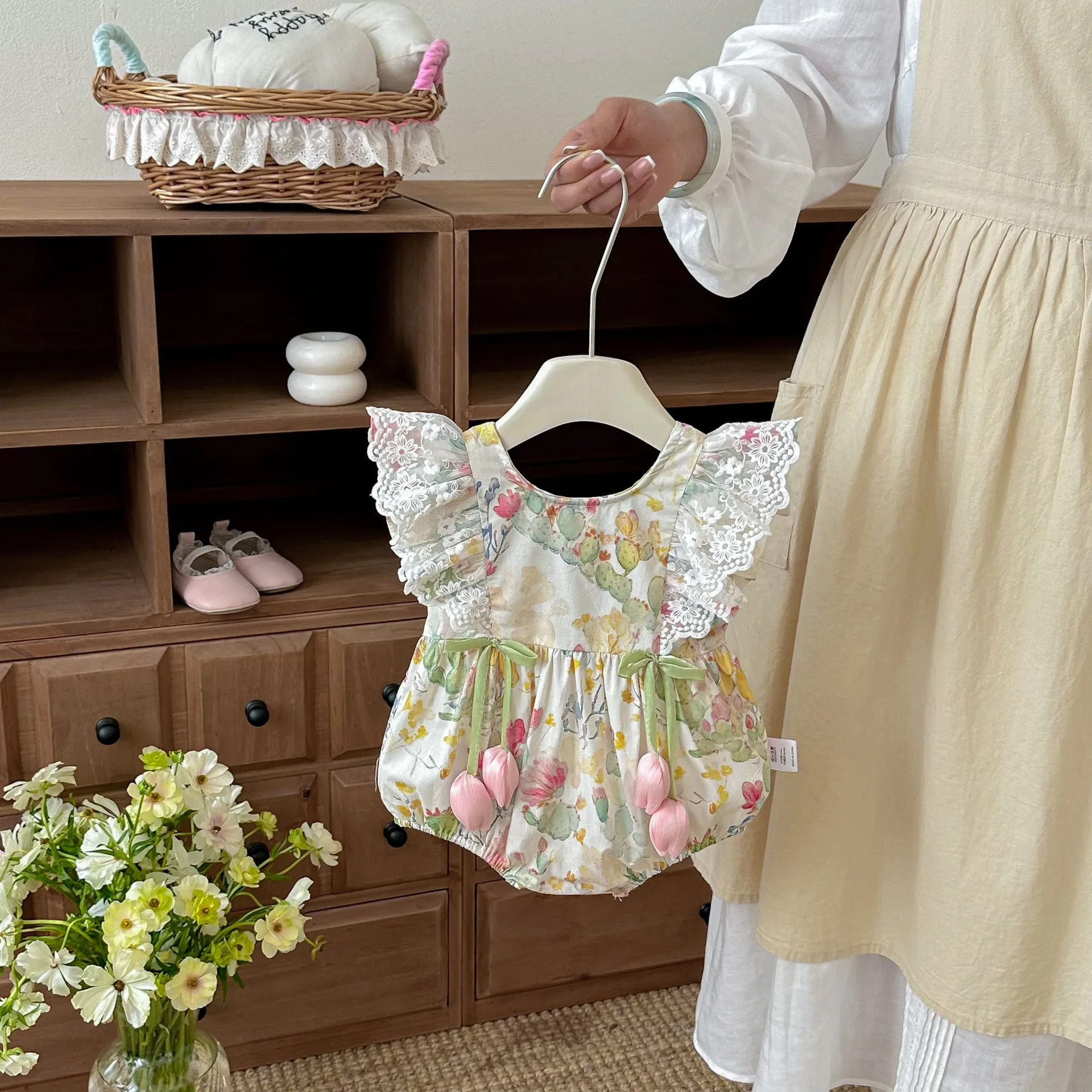 

Летние комбинезоны для новорожденных (0-2 года) с объемными цветами, кружевными рукавами-крылышками и принтом, в стиле принцессы