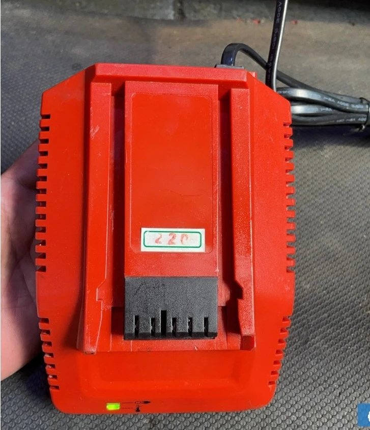 

C4/36 90 Вертикальная, диагональная зарядная база 110 В/220 В, оригинал, не совершенно новая, доставка после протестирования