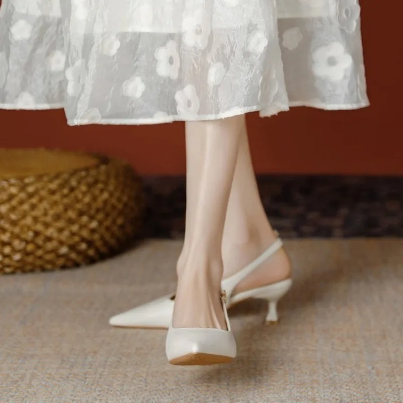 Zapatos de Tacón Bajo Tipo Kitten Heel para Mujer, con Punta en Pico, Parte Superior Lisa, Correa Ajustable, Elegantes para Oficina, Vestir, Fiestas
