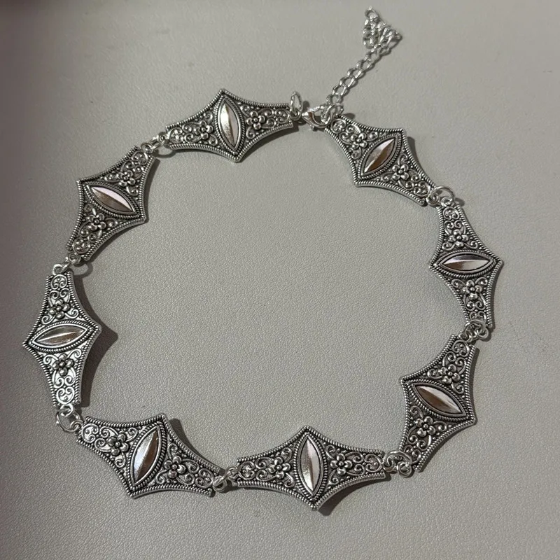 Hip-Hop Punk Bohemian Ethnische Choker-Halskette in Silberfarbe mit Gravur, Charm-Choker für Damen, Party- und Alltagsschmuck – Detail 4