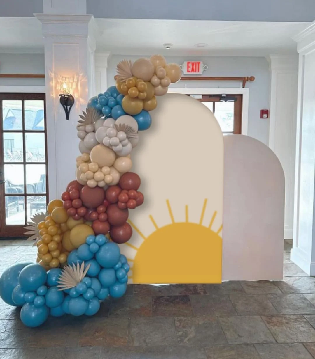 هنا يأتي The Son Theme غطاء خلفية مقوس باللون البيج قابل للتمدد مع حامل مقوس لدعائم عرض زينة استحمام الطفل