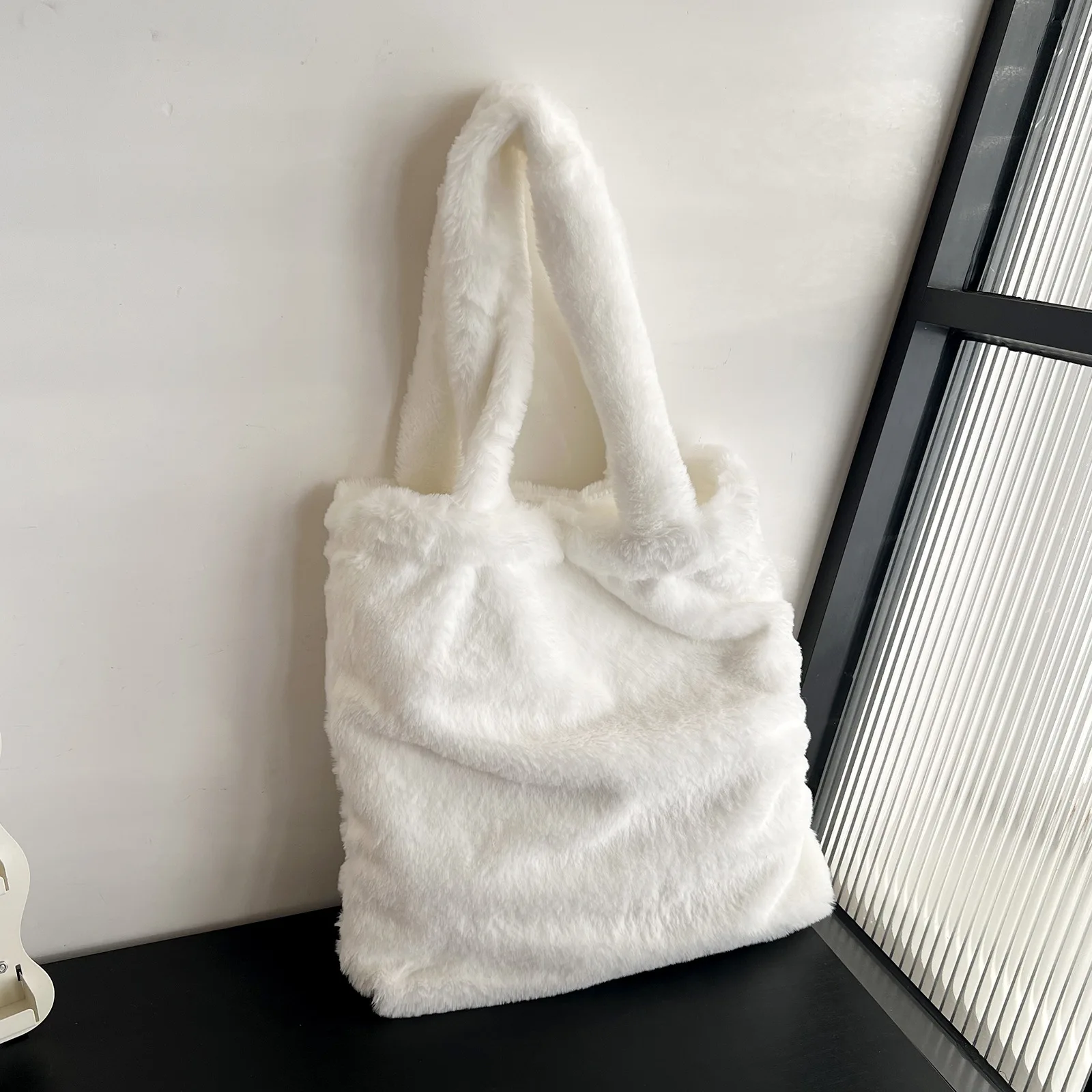 Women's Imitation Lamb Wool Tote Bag Large Capacity Solid Color Shoulder Bag Zipper Opening Suitable for Autumn and Winter Plush view 6
