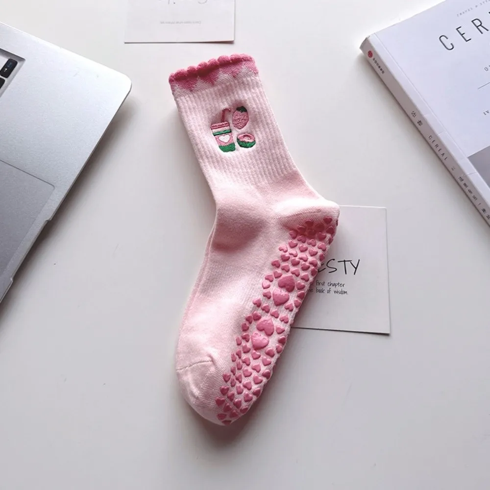 

Trendy Non-Slip Grip Pilates Socks Cotton Harajuku Street Mid Tube Socks Breathable Casual Yoga Socks for Women
