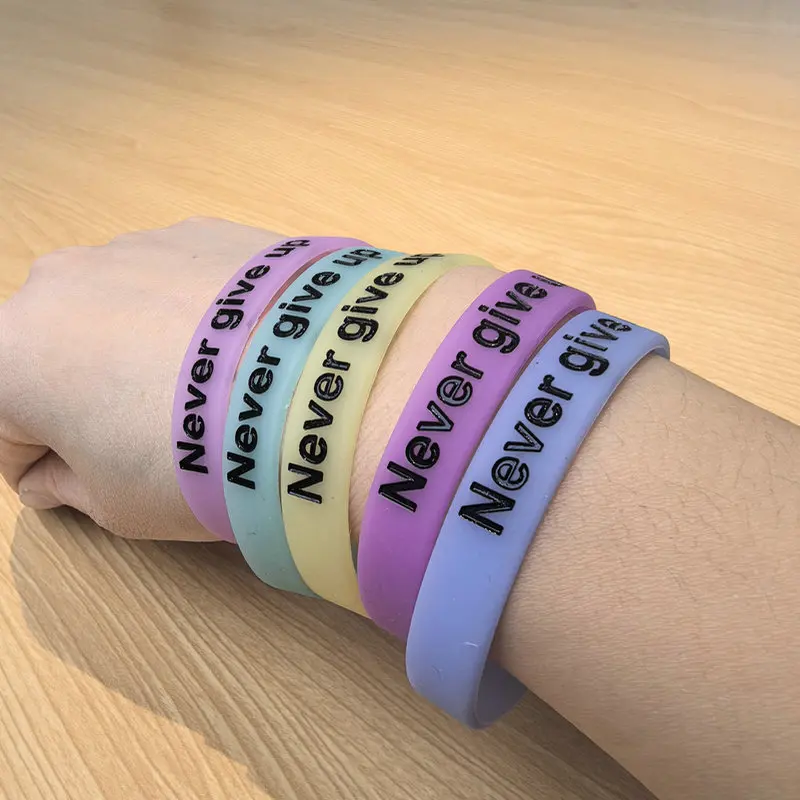 سوار معصم من السيليكون المتوهج في الظلام مع طباعة "لا تتخلى أبدًا" - سوار رياضي تحفيزي، مريح ومتين، متعدد C