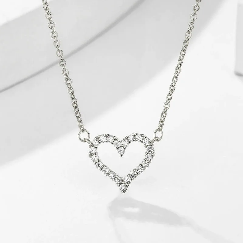 القلادة على شكل قلب عبارة عن إكسسوار صيفي بسيط ومتعدد الاستخدامات وعصري لن يتلاشى. إنها فائقة لافتة للنظر