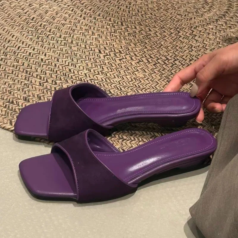 Französische Eckige Offene Zehen Flip-Flops für Damen 2026 Sommer Neue Outdoor-Sandalen mit Niedrigem Absatz aus Samt