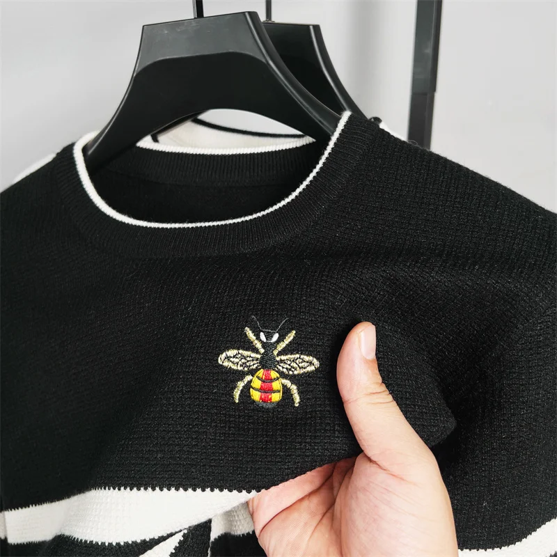 Suéter masculino de manga comprida com gola redonda, bordado de abelha, listrado, versão coreana, leve, luxo, casual, outono e inverno