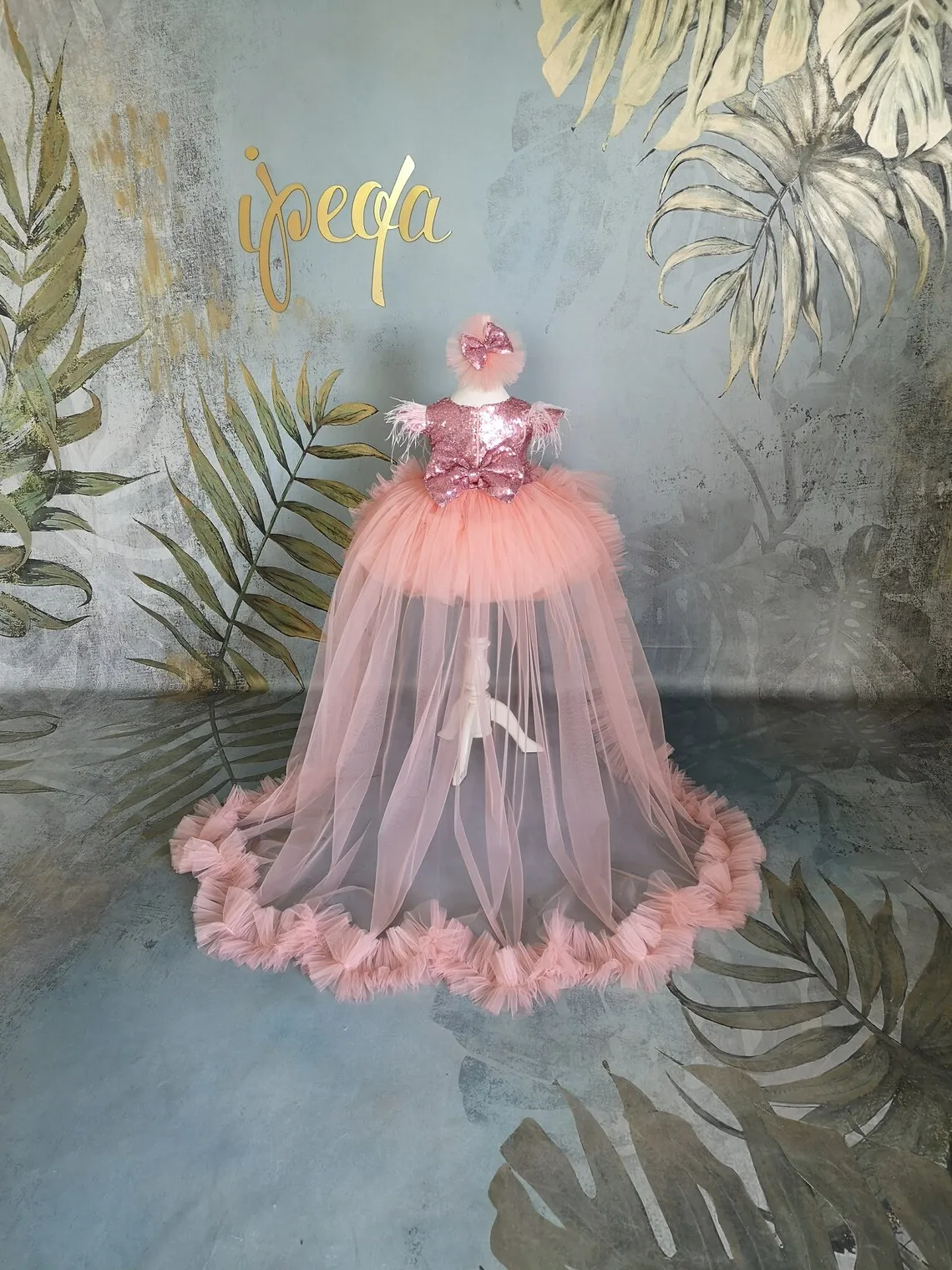Leuke aangepaste bloemenmeisje jurk voor bruiloft Tule veren gezwollen met strik mouwloos kind eerste eucharistische verjaardag feestjurk