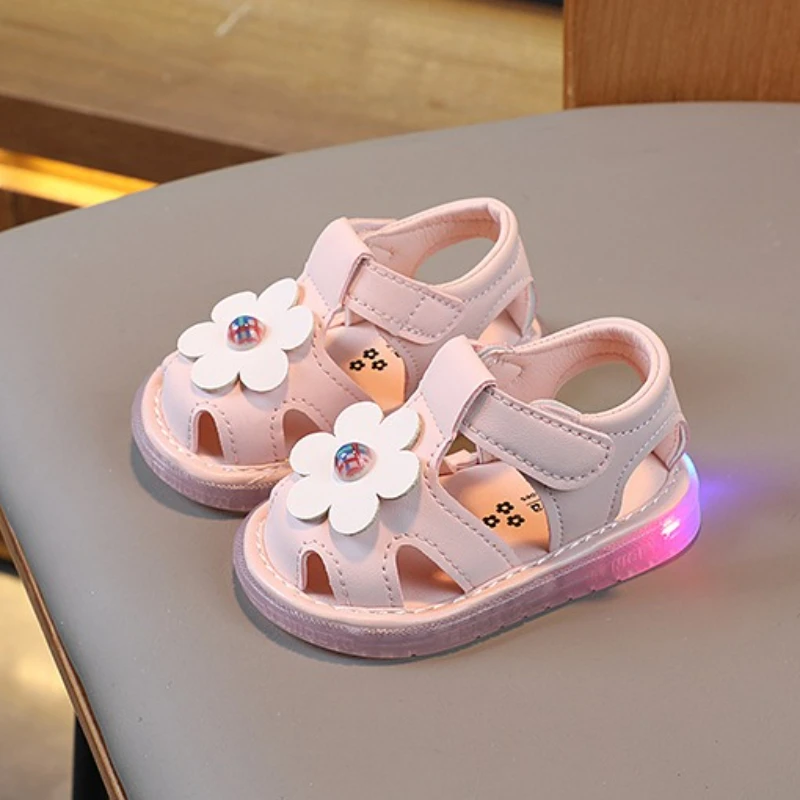 Bébé LED éclairage chaussures été nouveau bébé fille sandales à semelles souples bébé chaussure anti-dérapant enfants chaussure mode filles chaussures princesse chaussures
