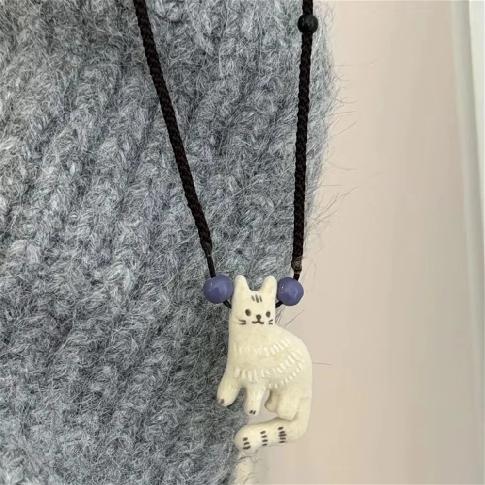 Vintage-Kätzchen-Anhänger-Halskette, handgewebtes Seil, Nischendesign, süße Katzenperlen-Pulloverkette, modisches Accessoire für Damen, Geschenk – Detail 4