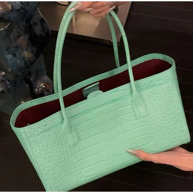 Crocodile-embossed Tote Bag For Women Large Capacity Elegant Green Shoulder Handbag With Textured Minimalist Luxury Commuter Bag