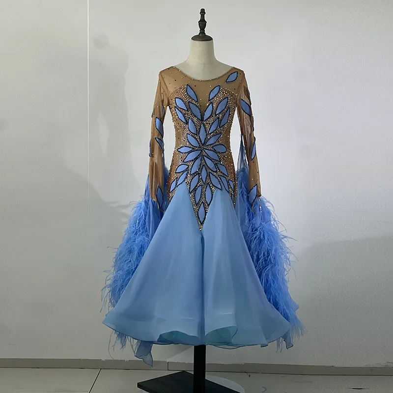 

Небесно-голубое современное бальное платье для танцев с блестящим лифом, украшенным стразами, и расклешенными рукавами с перьями для выступлений