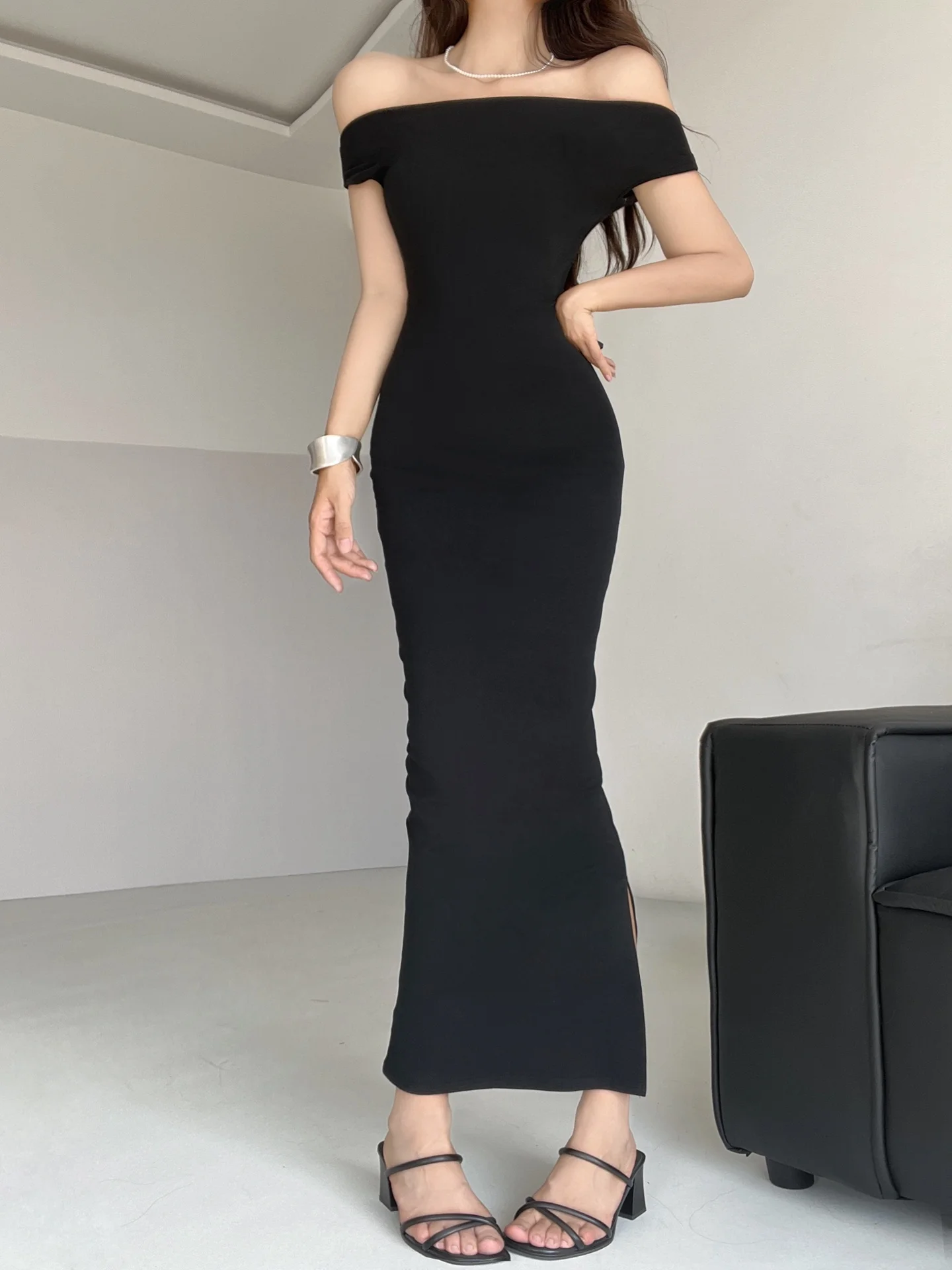 กระโปรงทรงเอไลน์เอวสูงแบบไม่สมมาตร โชว์ไหล่ข้างเดียว ทรงเข้ารูป ผ่าข้าง ความยาวปานกลาง สำหรับผู้หญิง