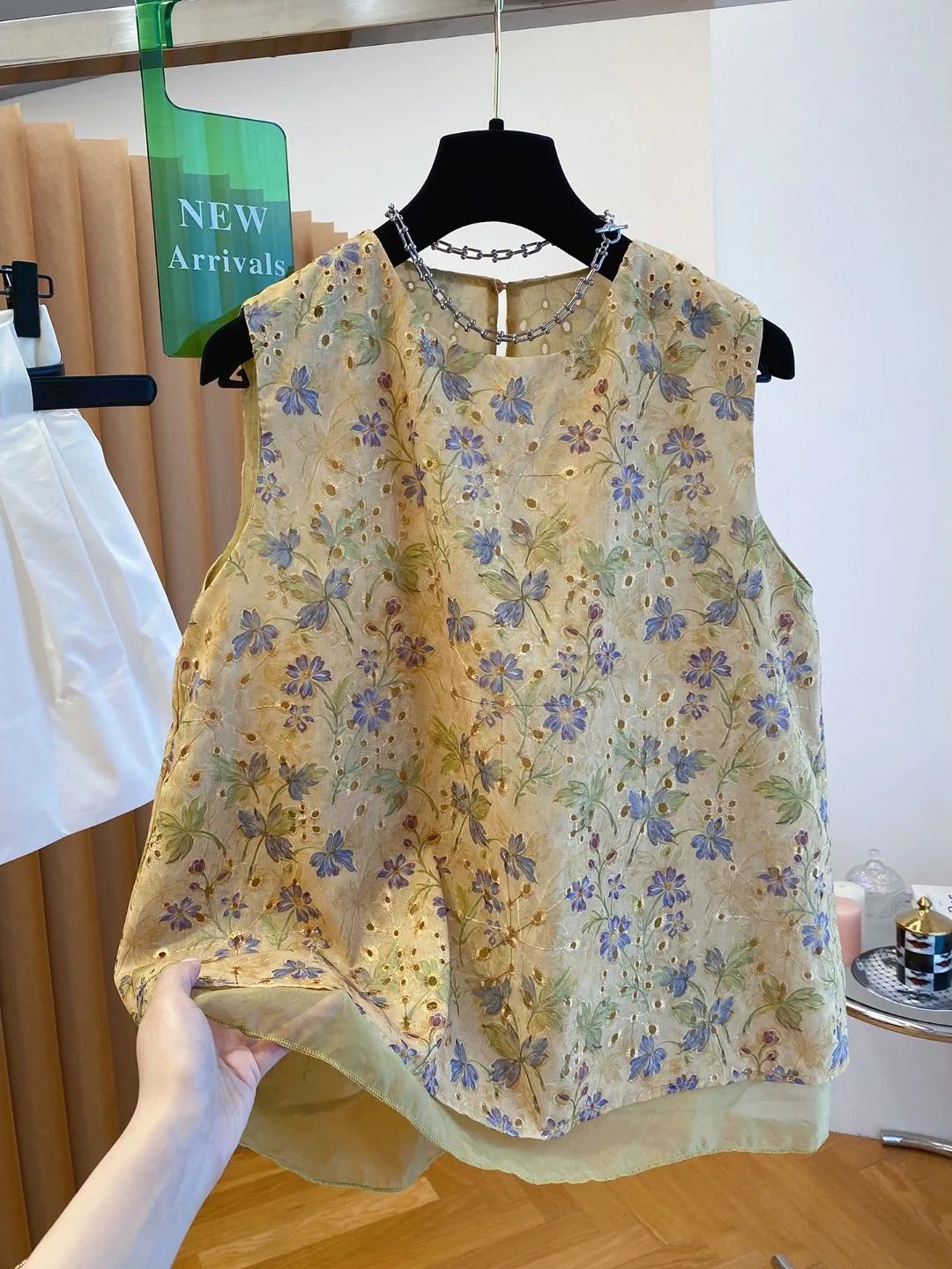 

New Chinese Style Summer 2025 Women's Sleeveless Embroidered Loose Top Beautiful Floral Pattern Airy Fashionable Small Shirt