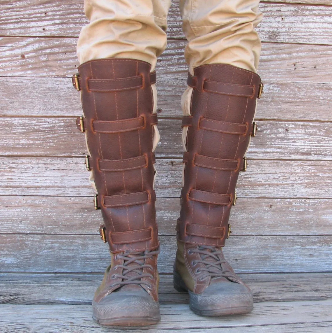 Średniowieczny Renesansowy Wojownik PU Skórzany Ochraniacz na Nogi Klamra Regulowany Pokrowiec na Buty Rekwizyt Outdoorowy Cosplay