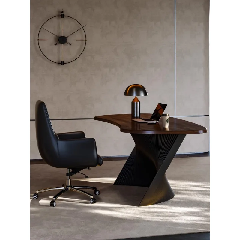 Scrivania e sedia in noce