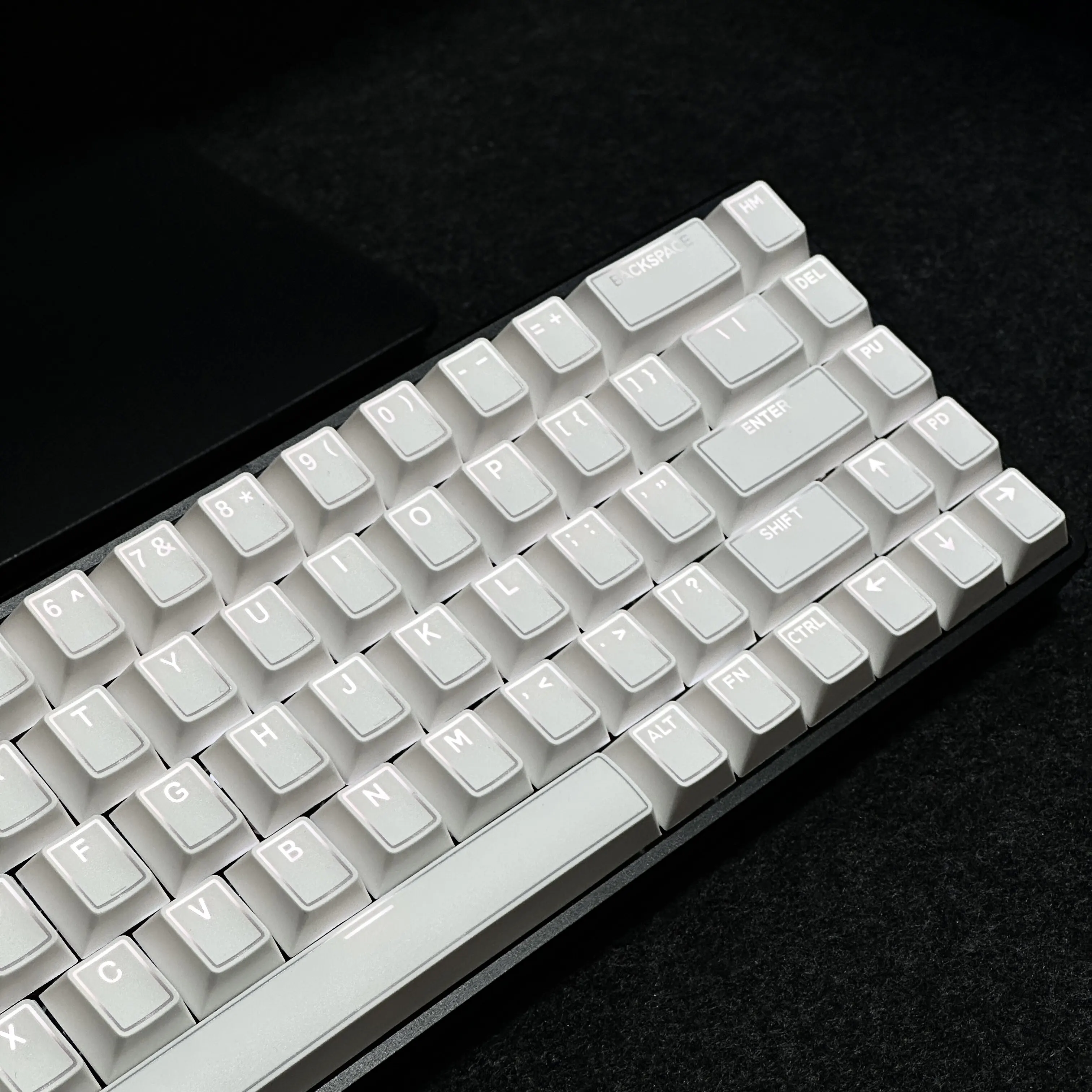 

Engraved keycap halo character light transmission atmosphere sense PBT original factory adaptation magnetic axis mechanical axis