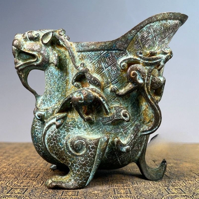Antique Mythical Beast Qilin Three-Legged Wine Cup Vintage Dragon‑Pattern Gong Ritual Wine Vessel Home Table Decor Ornament