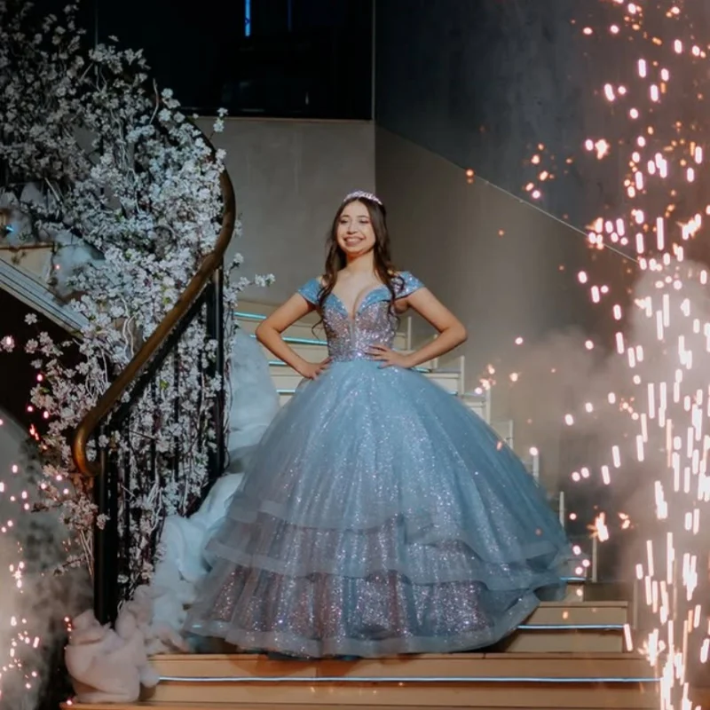 Aangepaste waterblauwe Quinceanera-jurken Uit de schouder pailletten gelaagdheid Tull Lange staart Vestido 15-Quinceanera