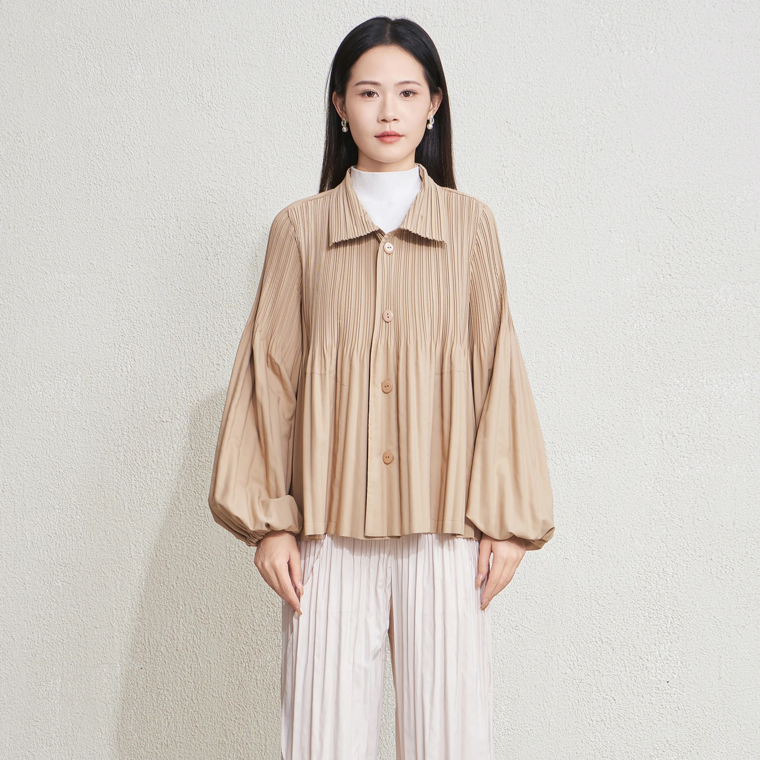 معطف نسائي جديد لخريف 2025 بأكمام واسعة ومطوي - بلوزة فضفاضة ذات ياقة ضيقة وأزرار سفلية متعددة الاستخدامات