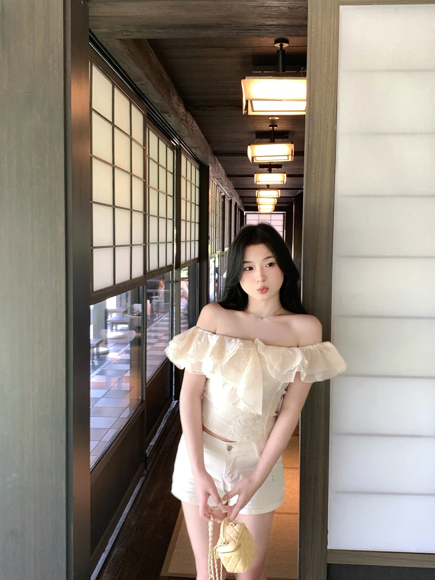 

Женский топ Banana Pure Desire Slim Fit с одним открытым плечом, новая модель весна-лето, кружевная блузка в нежном стиле, укороченная.