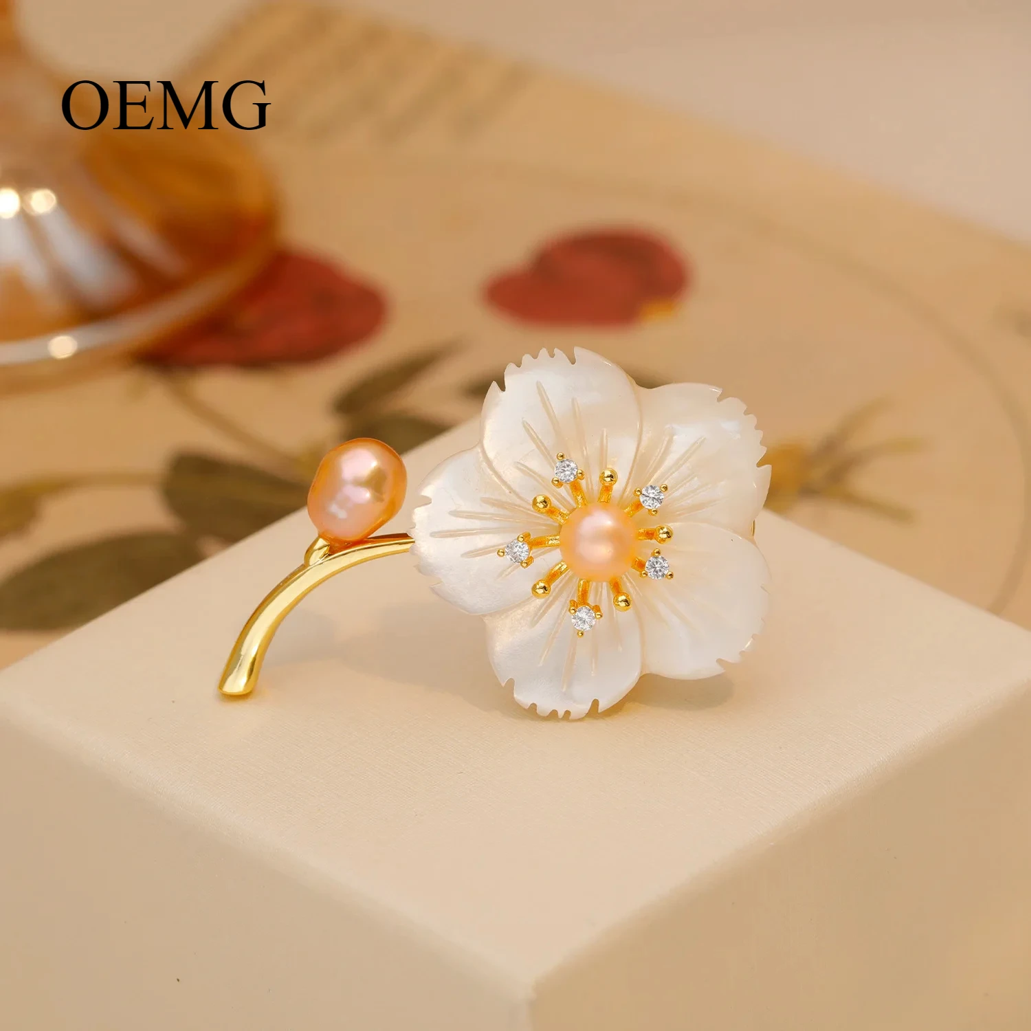 

Light luxury small fragrant brooch female natural mother of pearl brooch elegant temperament suit accessories