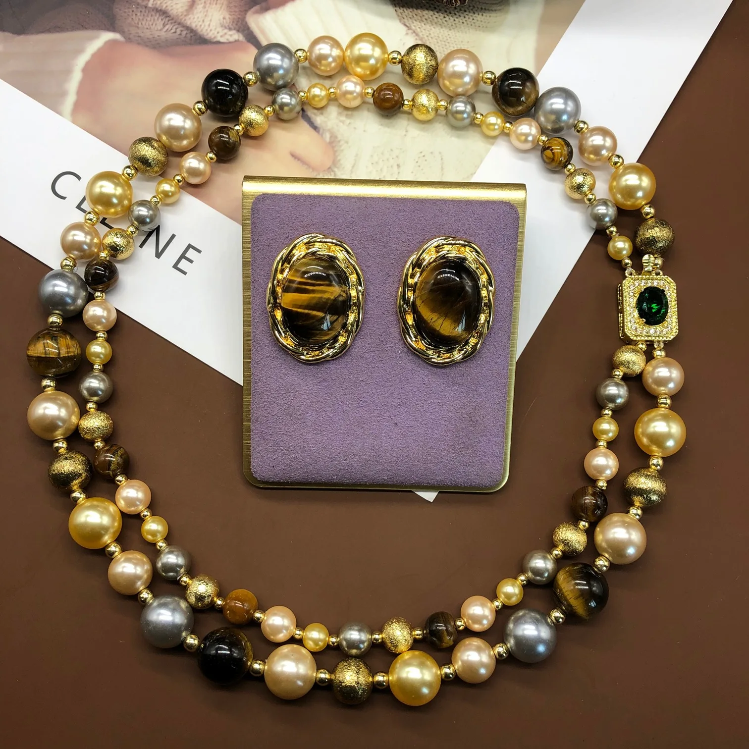 

Комплект украшений: ожерелье и серьги из камня тигровый глаз с застежкой из медного сплава, двойной слой