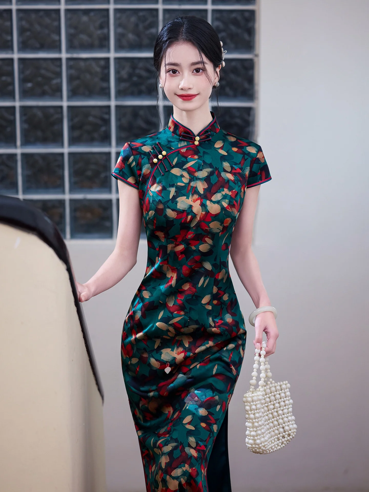 

Новое китайское шелковое платье-ципао для молодых женщин, винтажное, 2026 года, для повседневной носки, с коротким рукавом, длинное, с цветочным узором.