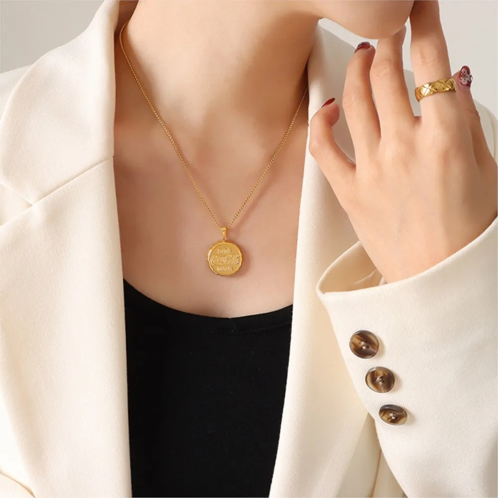 No Tarnish Stainless Steel Cola Bottle Cap Pendant Necklaces For Women Men Gold Plated Waterproof Couples Necklace Neck Chains