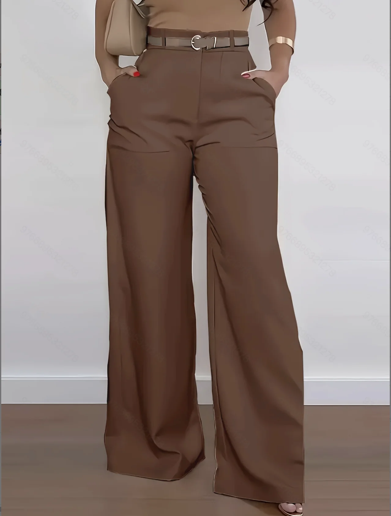 Elegante, lässige und modische, vielseitig einsetzbare Outdoor-Sportbekleidung für Damen, bestehend aus einem Anzug mit Hose (ohne Gürtel). – Detail 2