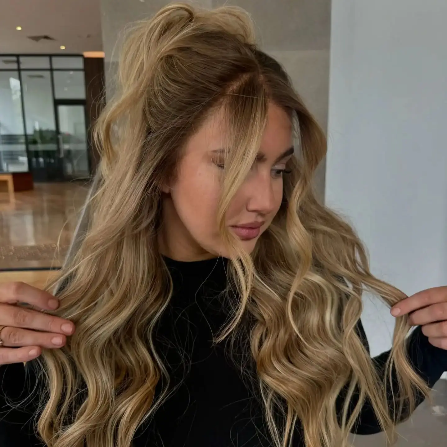 Bouncy Ombre Golden Blonde Streaks Highlights Synthetic HD Lace Front Wig Blend Human Hair Glueless Wig Daily Party Cosplay Use