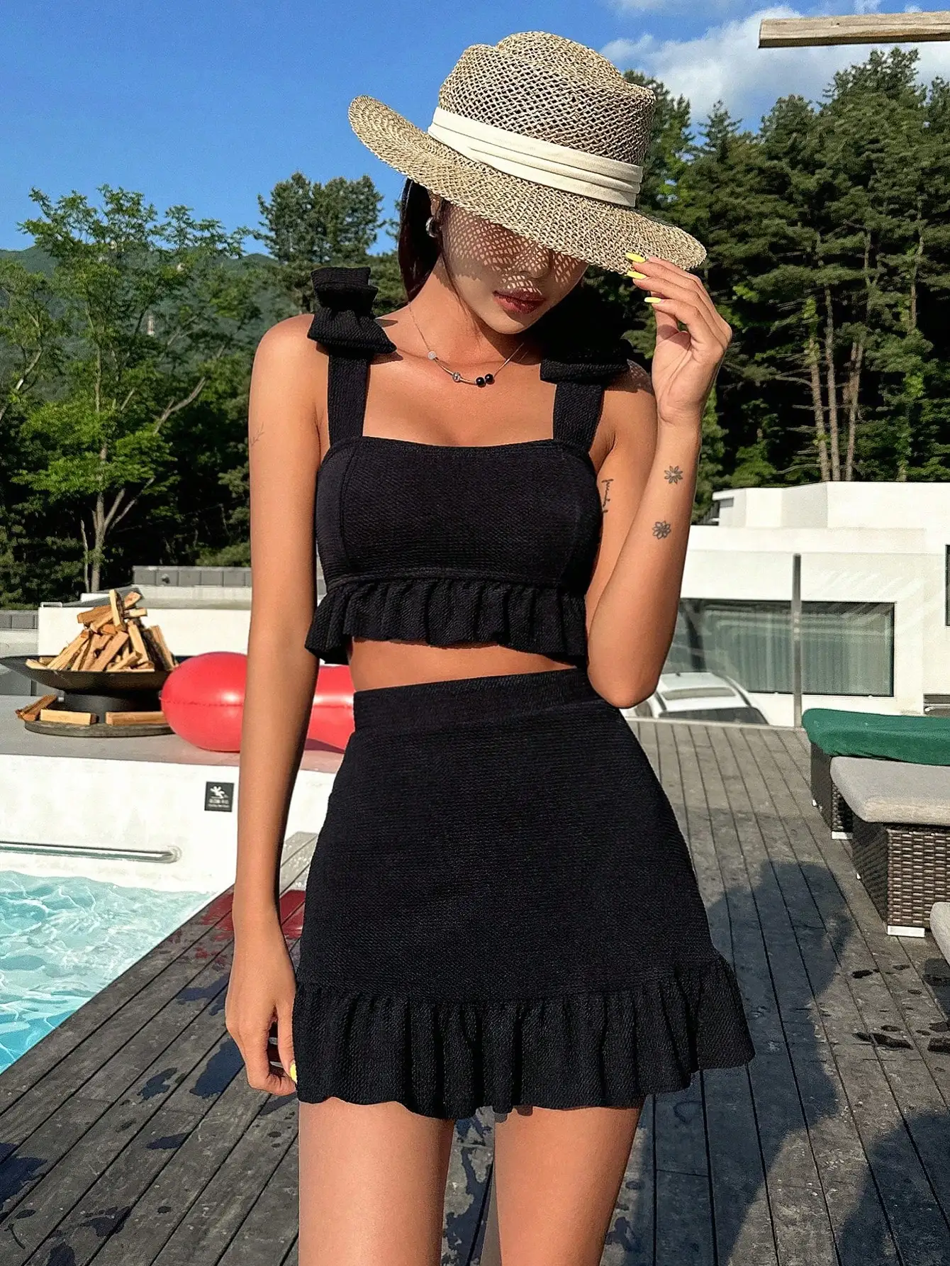 

Черный комплект бикини с рюшами по низу для летнего пляжного отдыха