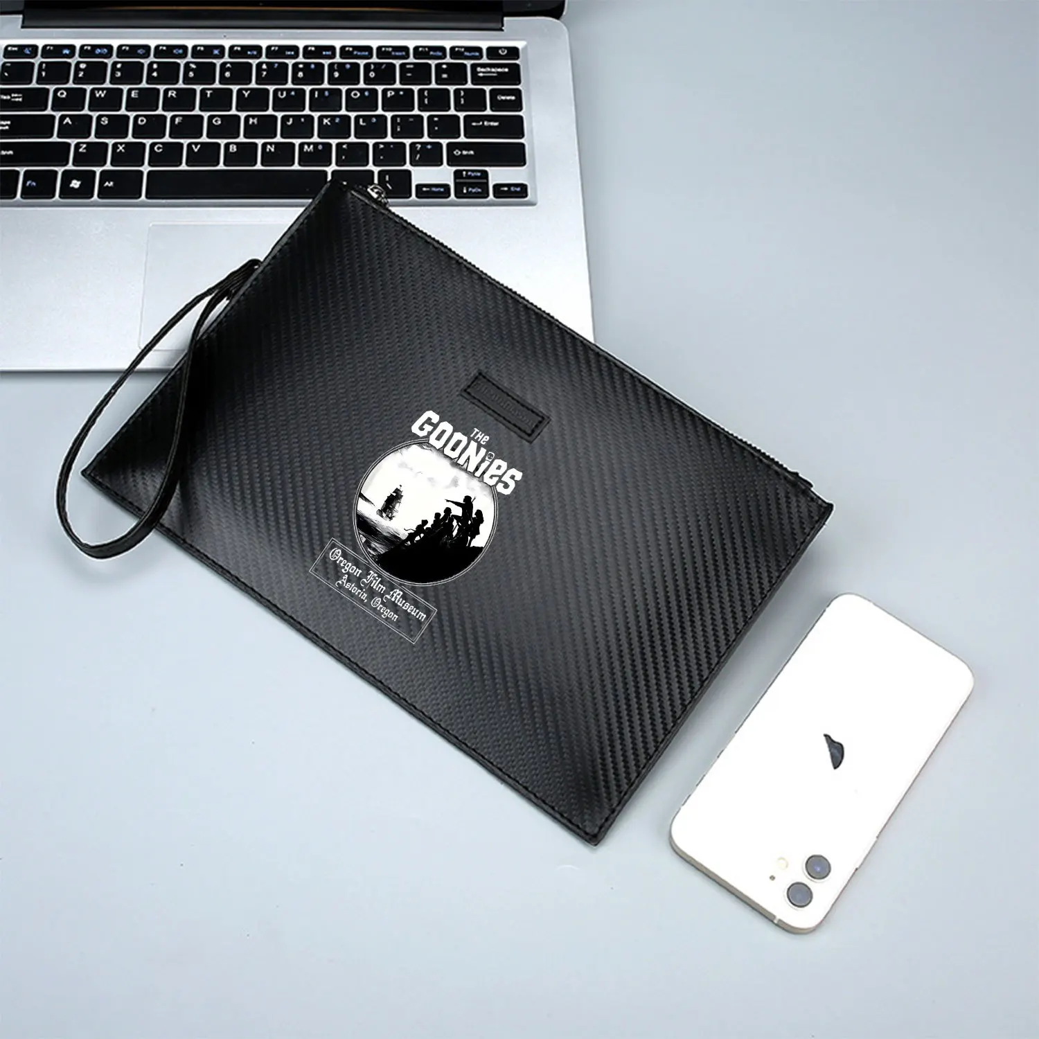 The Goonies Film Scene Silhouette nera Elegante borsa da uomo in PU stampata Alla moda e pratica per il trasporto quotidiano