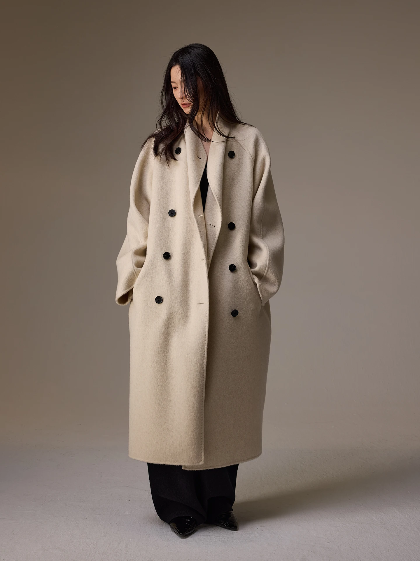 

Двустороннее пальто из верблюжьей шерсти для женщин, классическое двубортное шерстяное пальто с поясом INOUT Q2025, новая модель для повседневной носки, простое и свободное.