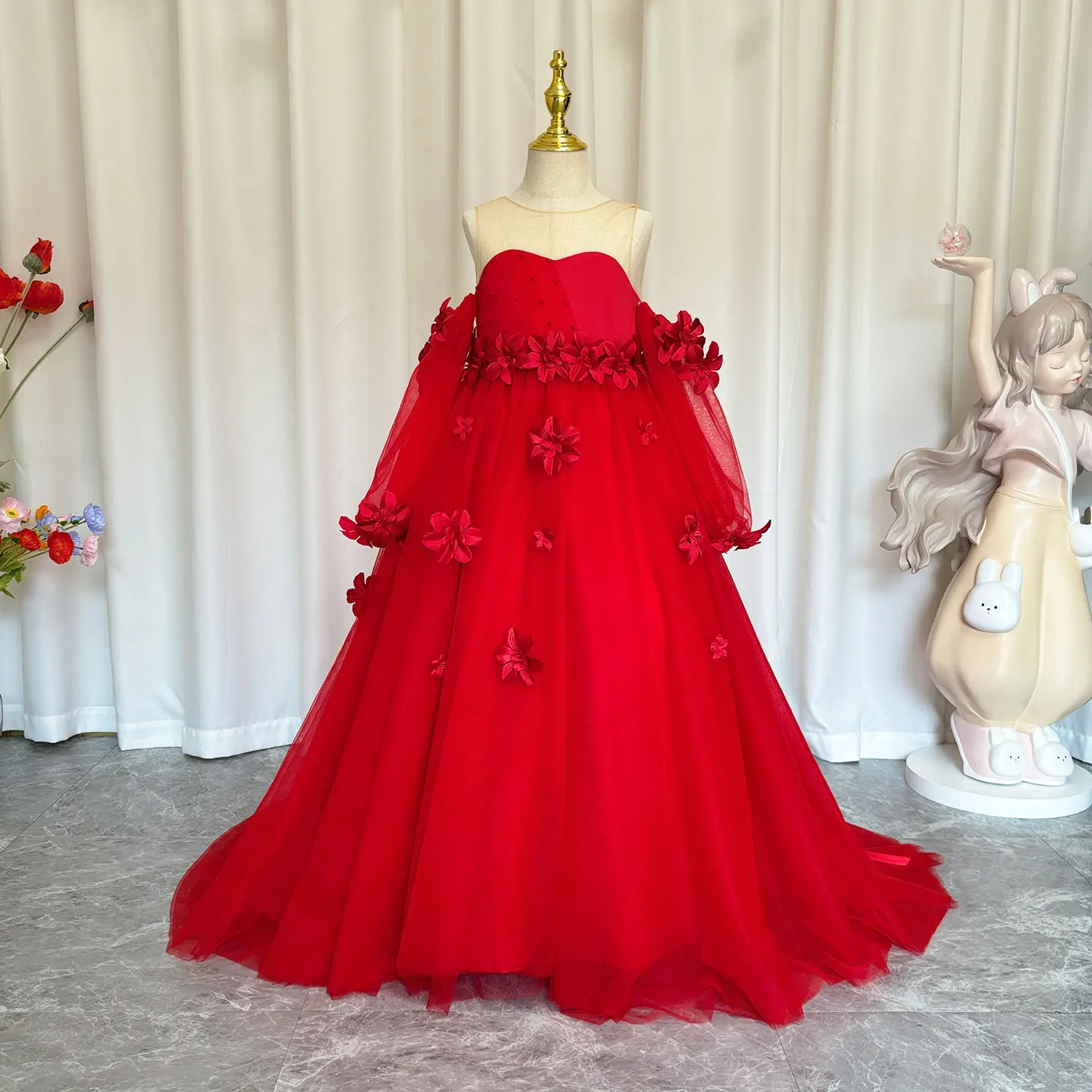 Maßgeschneidertes rotes Blumenmädchenkleid für die Hochzeit, 3D-Applikation, bauschiger Tüll, Prinzessin, luxuriöses Kindergeburtstags-Erstkommunion-Ballkleid