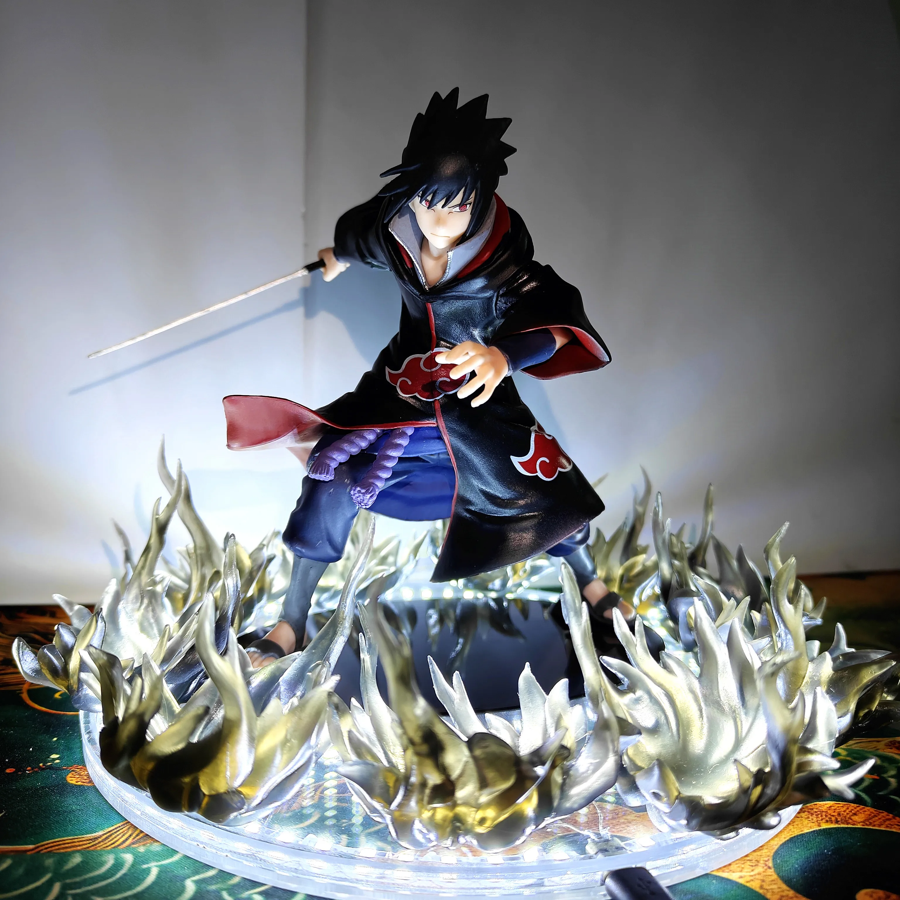 Anime Naruto VS Shippuden Sasuke Sharingan Amaterasu noir feu effet Led figurine jouets PVC modèle Collection