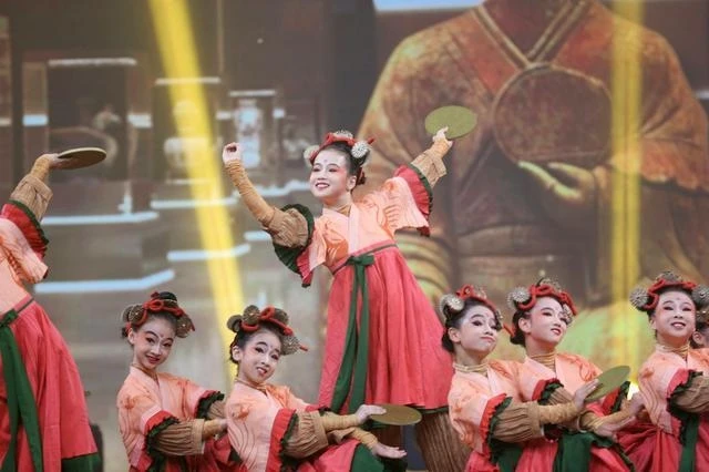 

Костюм для танца «Горный танец облаков»: Классический танцевальный наряд для выступлений, традиционная сценическая одежда, маленькая глиняная фигурка