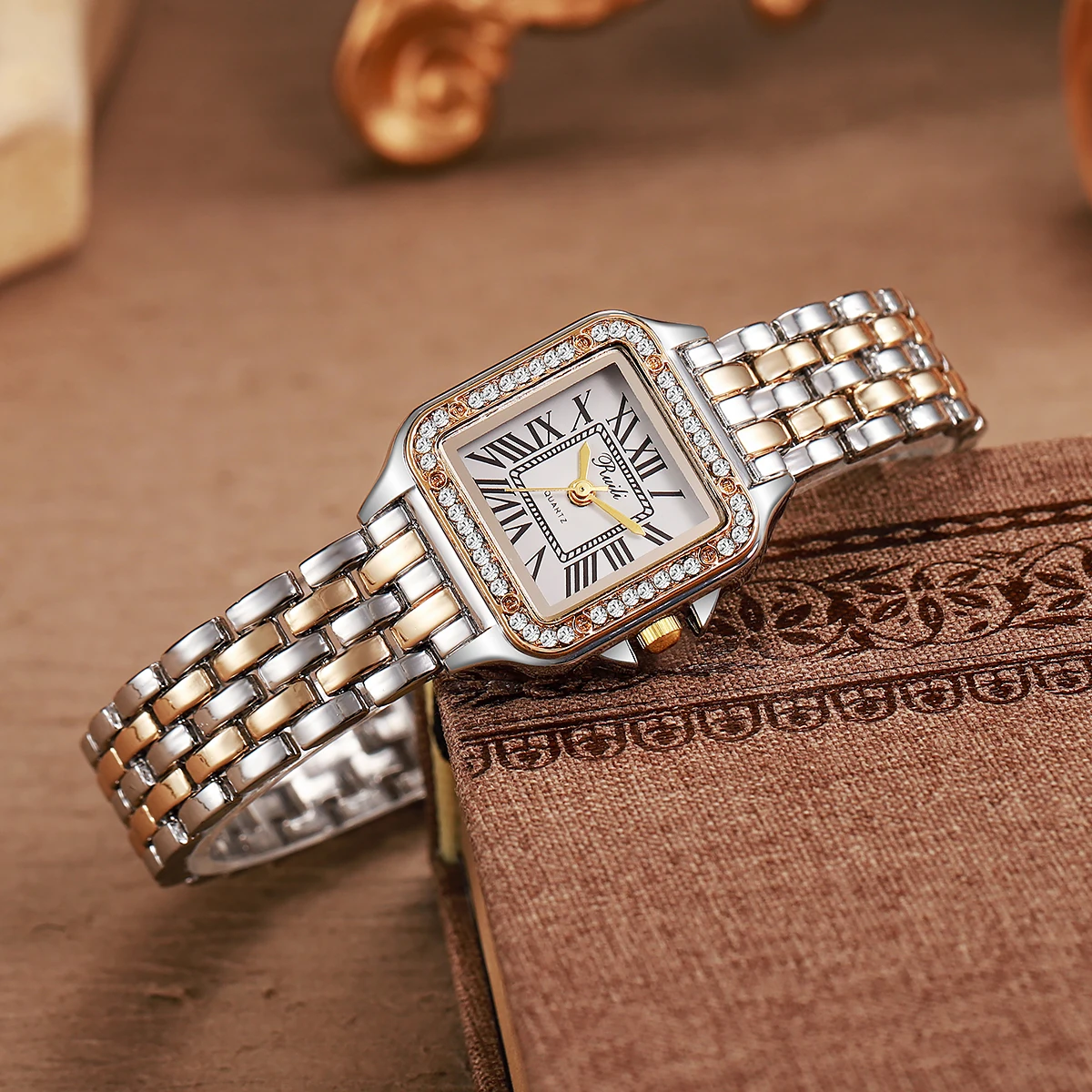 أزياء جديدة غير رسمية مصنوعة من سبائك الصلب مع سوار ماسي لساعة كوارتز للسيدات لهدايا عيد الميلاد والهالوين #4