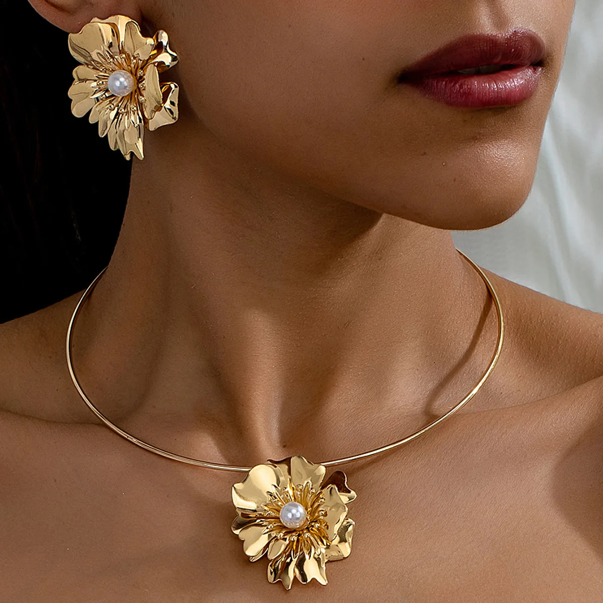 2PCS Fashion Gold-plated Metallic Flower Pendant Choker Necklace for Women Party Simple Pearl Flower Earring Jewelry Set