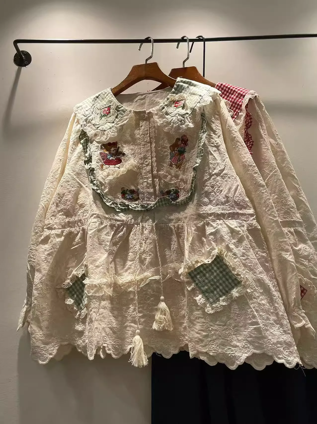 เสื้อเชิ้ตผ้าฝ้ายแท้สไตล์สาวน้อยโมริ ปกปีเตอร์แพน ลายการ์ตูนปักลูกไม้ เสื้อเจ้าหญิงสไตล์โลลิต้า น่ารัก