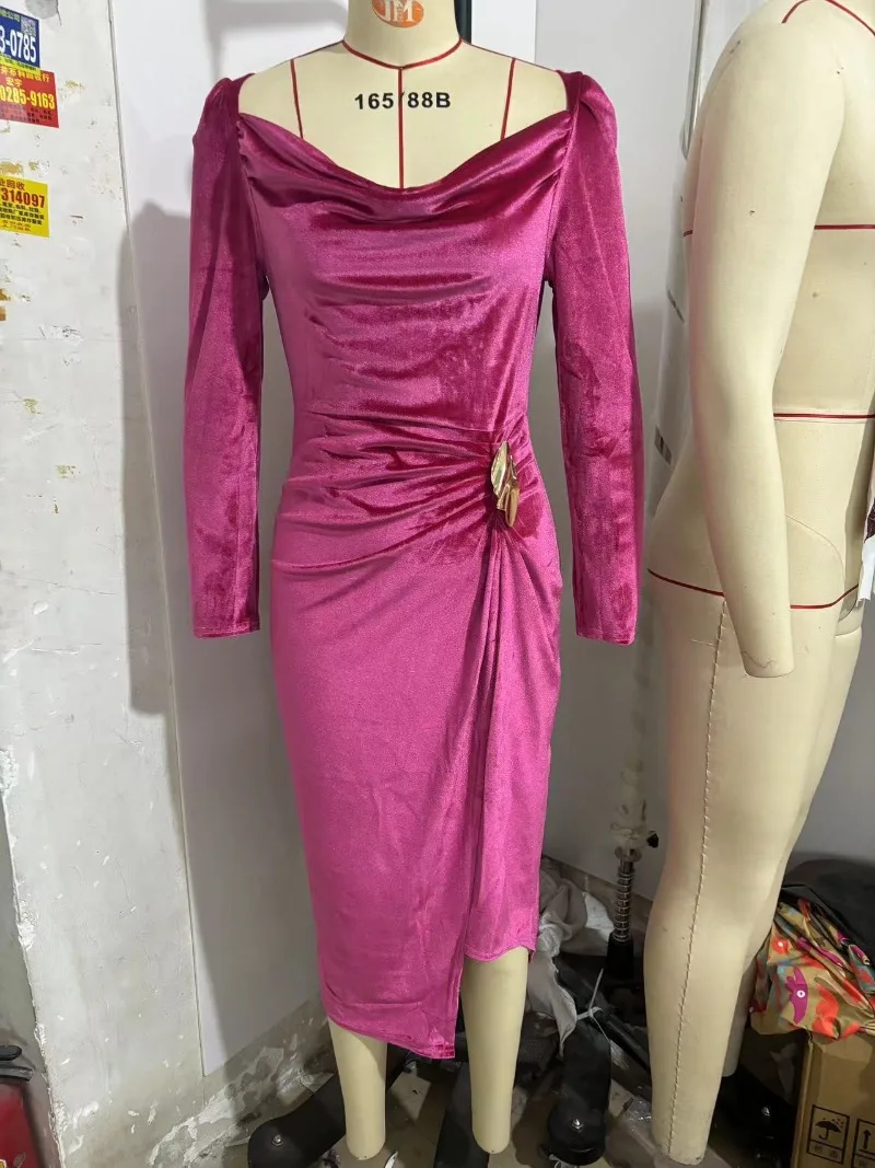 Vestido elegante de terciopelo asimétrico con hebilla de Metal para mujer, vestido Sexy de terciopelo con cuello oscilante, manga larga, ceñido al cuerpo, con abertura para fiesta