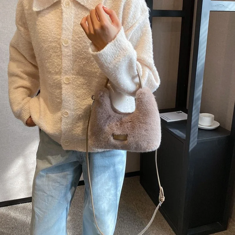 

Trendy Women's Tote Bags By Famous Designer In Premium Leather - Popular Classic Elegant Crossbody Handbags